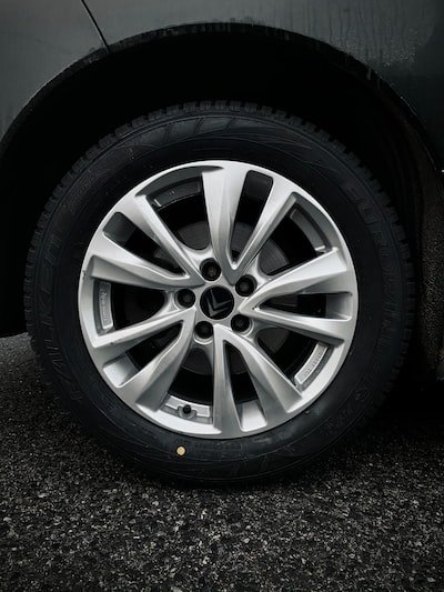 Peut-on changer un seul pneu en cas de crevaison ?