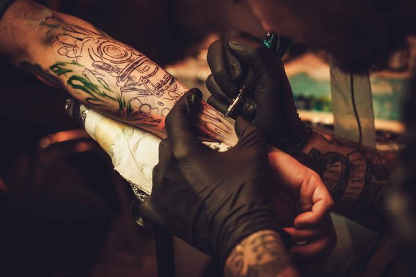 Comment les tatouages peuvent-ils être utilisés pour commémorer des êtres chers ?