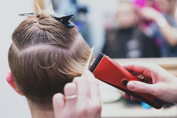 Pourquoi les femmes devraient opter pour la coupe de coiffure pixie court ?