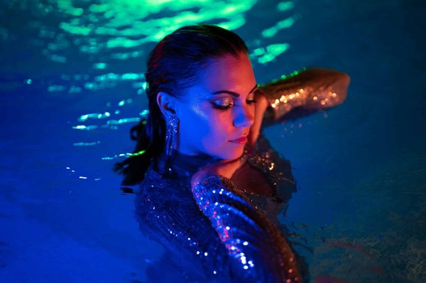 Conseils de style : Comment porter et accessoiriser votre maillot de bain pailleté avec élégance