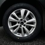 Peut-on changer un seul pneu en cas de crevaison ?
